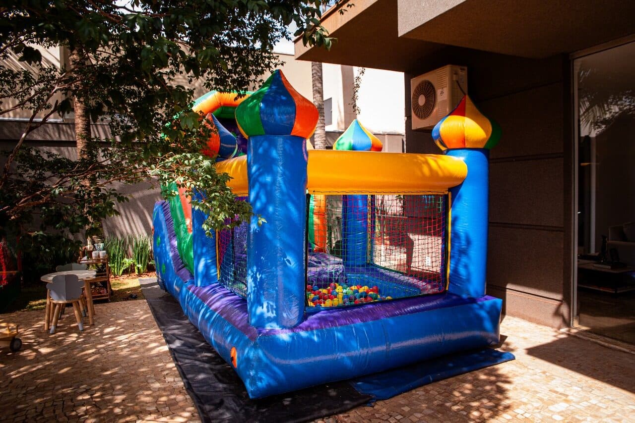 Mini tobogã inflável com torres coloridas e piscina de bolinhas
